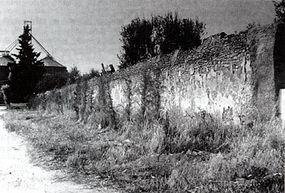Resti delle mura medievali del borgo. (foto d'epoca )