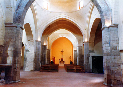 Chiesa di S. Francesco: navata centrale e scorcio della laterale sinistra. (foto Gioacchino Albanese)