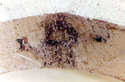 Chiesa di S. Francesco: tracce di affresco con volto del Pantocratore (sec. XI) nell'intradosso dell'arco del vecchio pr