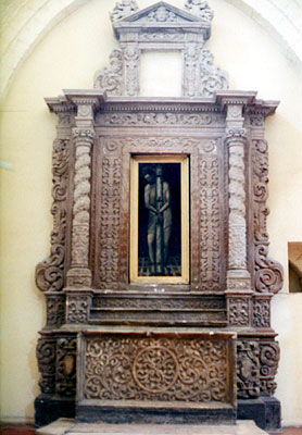 Chiesa di S. Francesco: altare barocco, situato a destra dell'ingresso. (foto Gioacchino Albanese)