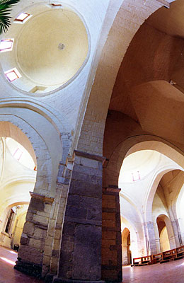 Chiesa di S. Francesco: gioco di archi e cupole. (foto Gioacchino Albanese)