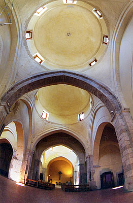 Chiesa di S. Francesco: gioco di archi e cupole. (foto Gioacchino Albanese)