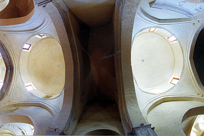 Chiesa di S. Francesco: gioco di archi e cupole. (foto Gioacchino Albanese)