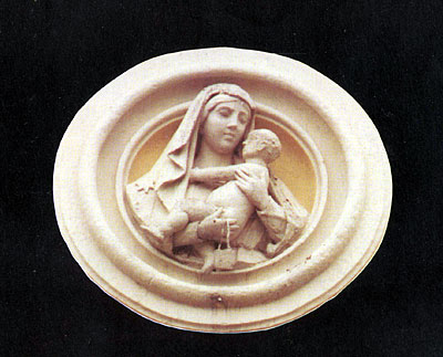 Chiesa di S. Francesco: formella di Madonna col Bambino. (foto Gioacchino Albanese)