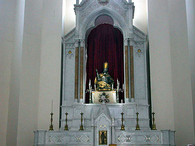 Duomo Tonti: altare di San Pietro cui è dedicata la chiesa. (foto Gioacchino Albanese)