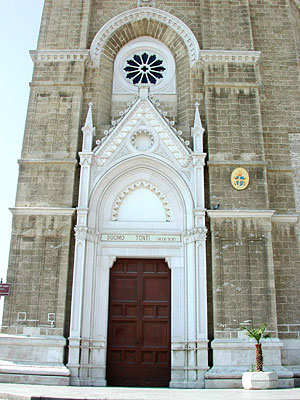 Duomo Tonti: portale laterale in pietra di Trani. (foto Gioacchino Albanese)