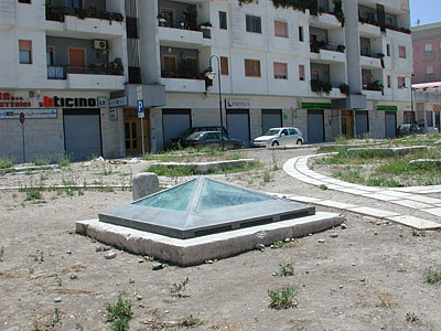 Piano delle fosse: copertura moderna in metallo e plexiglas a scopo didascalico. (foto Gioacchino Albanese)