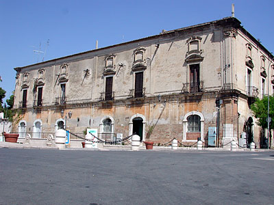 Palazzo Coccia-Cirillo: vista dall'alto con la vecchia sistemazione della piazza del teatro. (foto Gioacchino Albanese)