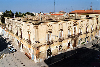 Palazzo Coccia-Cirillo: vista dall'alto con la vecchia sistemazione della piazza del teatro. (foto Gioacchino Albanese)