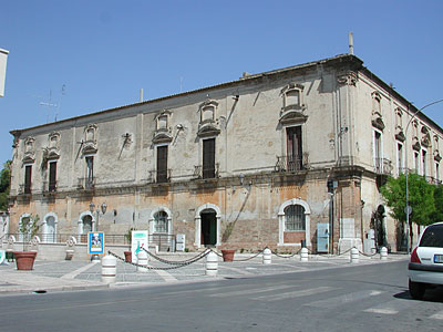 Palazzo Coccia-Cirillo: con la vecchia sistemazione della piazza del teatro. (foto Gioacchino Albanese)