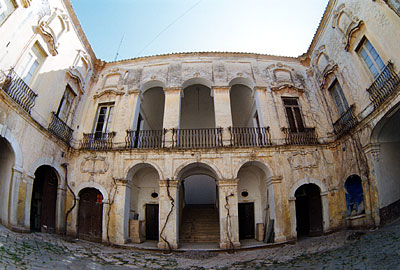 Palazzo Coccia-Cirillo: cortile interno. (foto Gioacchino Albanese)