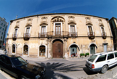 Palazzo Coccia-Cirillo: facciata principale. (foto Gioacchino Albanese)