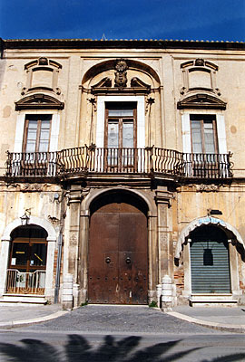 Palazzo Coccia-Cirillo: arco di ingresso. (foto Gioacchino Albanese)