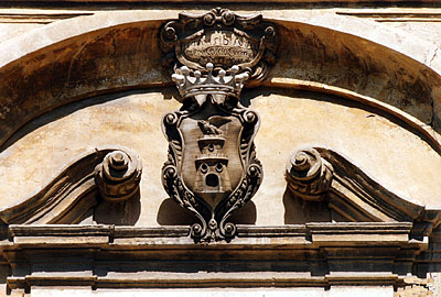 Palazzo Coccia-Cirillo: timpano spezzato con stemma della famiglia Cirillo. (foto Gioacchino Albanese)