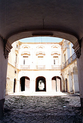 Palazzo Coccia-Cirillo: androne. (foto Gioacchino Albanese)