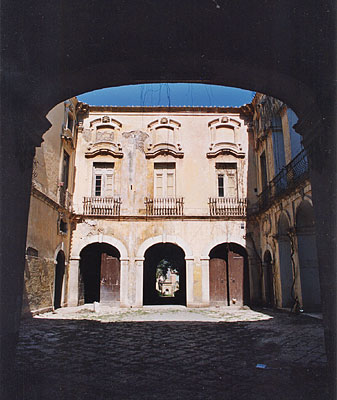 Palazzo Coccia-Cirillo: veduta dall'androne dell'arco di ingresso al giardino. (foto Gioacchino Albanese)