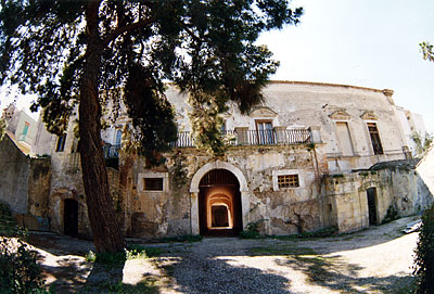 Palazzo Coccia-Cirillo: facciata posteriore vista dal giardino interno. (foto Gioacchino Albanese)