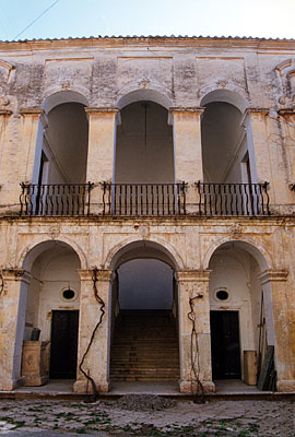 Palazzo Coccia-Cirillo: scalinata di accesso al primo piano. (foto Gioacchino Albanese)