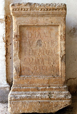 Palazzo Coccia-Cirillo: ara votiva romana. (foto Gioacchino Albanese)