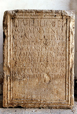 Palazzo Coccia-Cirillo: lapide dedicatoria romana. (foto Gioacchino Albanese)