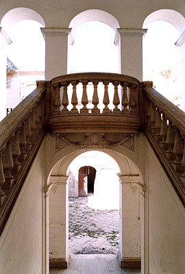 Palazzo Coccia-Cirillo: scalinata per il porticato. (foto Gioacchino Albanese)