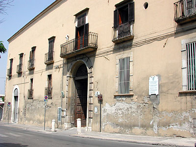 Palazzo ducale: prospetto principale su via Napoli. (foto Gioacchino Albanese)