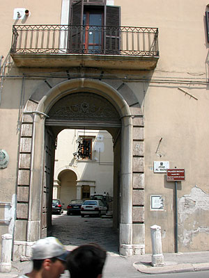 Palazzo ducale: arco di ingresso. (foto Gioacchino Albanese)