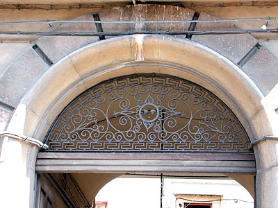 Palazzo ducale: grata del portalee. (foto Gioacchino Albanese)