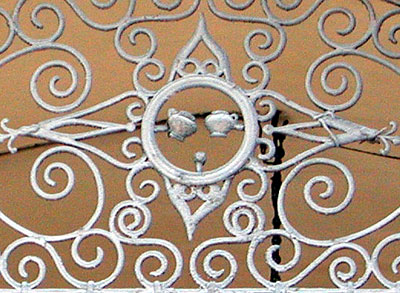Palazzo ducale: grata del portale (particolare). (foto Gioacchino Albanese)