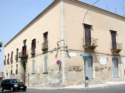 Palazzo ducale: veduta d'angolo su Piazza Pasquale Bona e Piazza Giuseppe Tortora. (foto Gioacchino Albanese)