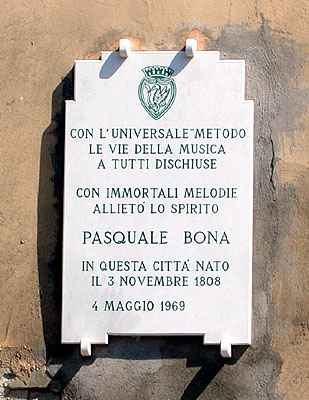 Facciata del Palazzo Ducale: lapide dedicatoria a Pasquale Bona. (foto Gioacchino Albanese)