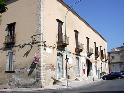 Palazzo ducale: facciata laterale su Piazza Giuseppe Tortora. (foto Gioacchino Albanese)