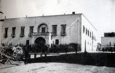Palazzo ducale: facciata laterale su Largo Spontavomero (vecchia veduta). (foto Gioacchino Albanese)