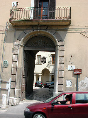 Palazzo ducale: arco di ingresso. (foto Gioacchino Albanese)