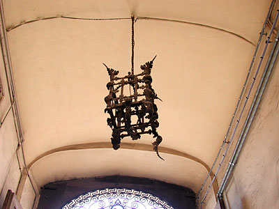 Palazzo ducale: volta dell'androne e lume in ferro lavorato, originariamente collegato a un saliscendi. (foto Gioacchino