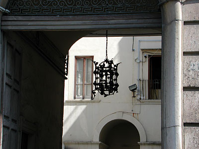 Palazzo ducale: volta dell'androne e lume in ferro lavorato, originariamente collegato a un saliscendi. (foto Gioacchino