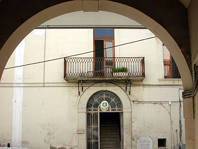 Palazzo ducale: le due scalinate frontali a sinistra e a destra dell'ingresso (veduta da una scalinata)i. (foto Gioacchi