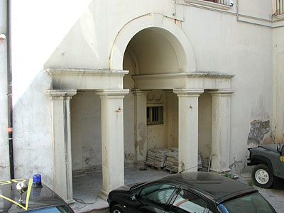 Palazzo ducale: portichetto frontale all'ingresso. (foto Gioacchino Albanese)