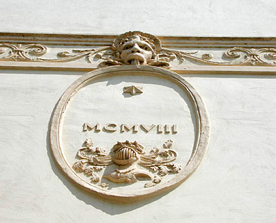 Palazzo Manfredi: ovale della facciata laterale con rilievo della data di costruzione e cimiero dello stemma. (foto Gioa