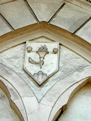 Palazzo Manfredi: arcata del pianoterra. (foto Gioacchino Albanese)