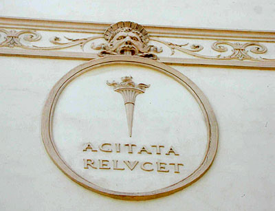 Palazzo Manfredi: ovale con il motto di famiglia: "AGITATA RELUCET". (foto Gioacchino Albanese)