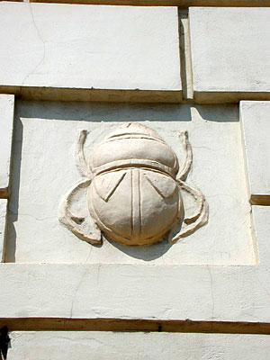 Palazzo Manfredi: scarabeo a bassorilievo della facciata . (foto Gioacchino Albanese)