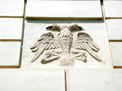 Palazzo Manfredi: aquila bifronte a bassorilievo della facciata. (foto Gioacchino Albanese)