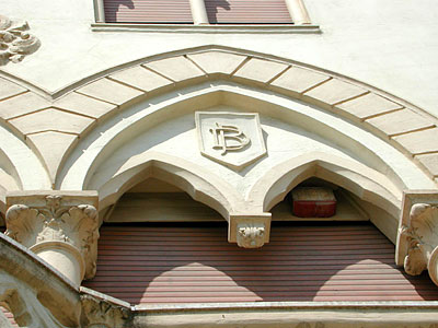 Palazzo Manfredi: arcata della balconata centrale. (foto Gioacchino Albanese)