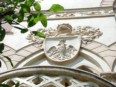 Palazzo Manfredi: stemma della famiglia Manfredi al di sopra della balconata centrale. (foto Gioacchino Albanese)