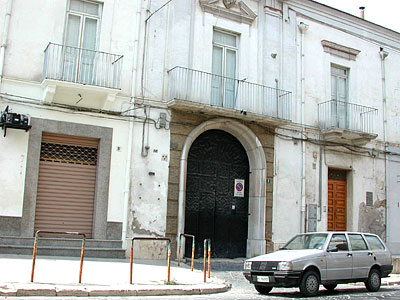 Palazzo Pignatelli: facciata di ingresso. (foto Gioacchino Albanese)