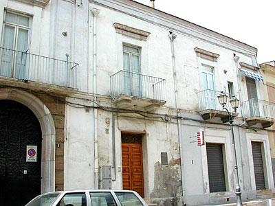 Palazzo Pignatelli: lato sinistro rispetto all'ingresso. (foto Gioacchino Albanese)