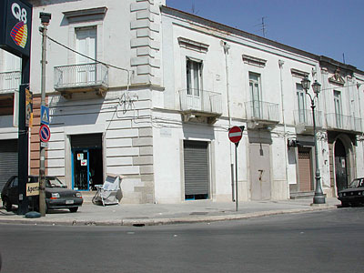 Palazzo Pignatelli: lato destro rispetto all'ingresso e cantonale. (foto Gioacchino Albanese)