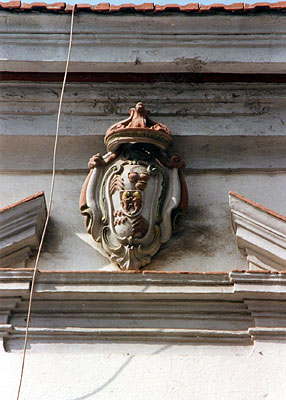 Palazzo Pignatelli: timpano spezzato con stemma . (foto Gioacchino Albanese)