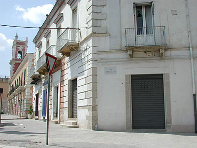 Palazzo Pignatelli: facciata laterale del Palazzo su Corso Gramsci. (foto Gioacchino Albanese)